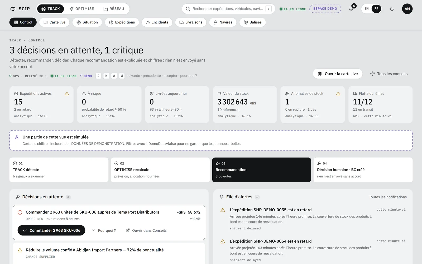 Écran Control de SCIP : « 3 décisions en attente, 1 critique », six indicateurs, la Boucle de décision en quatre étapes, les décisions en attente et la file d'alertes avec les retards de SHP-DEMO-0054 et SHP-DEMO-0055.